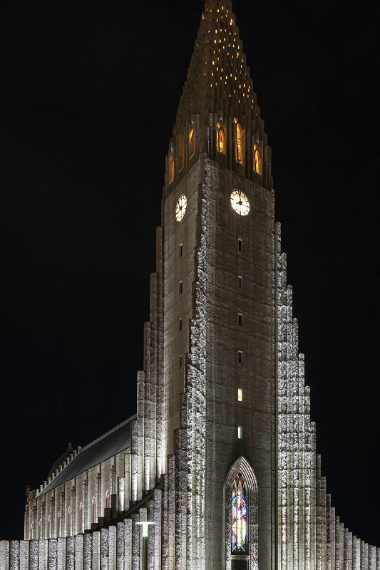 Hallgrímskirkja Church in Iceland illuminated with ERCO LED lighting.