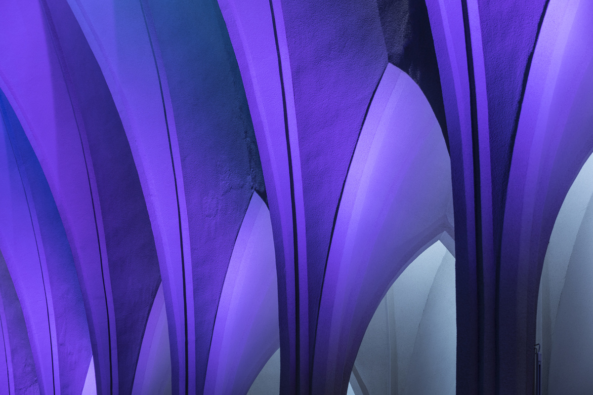 Hallgrímskirkja ceiling illuminated with dynamic violet ERCO LED lighting.