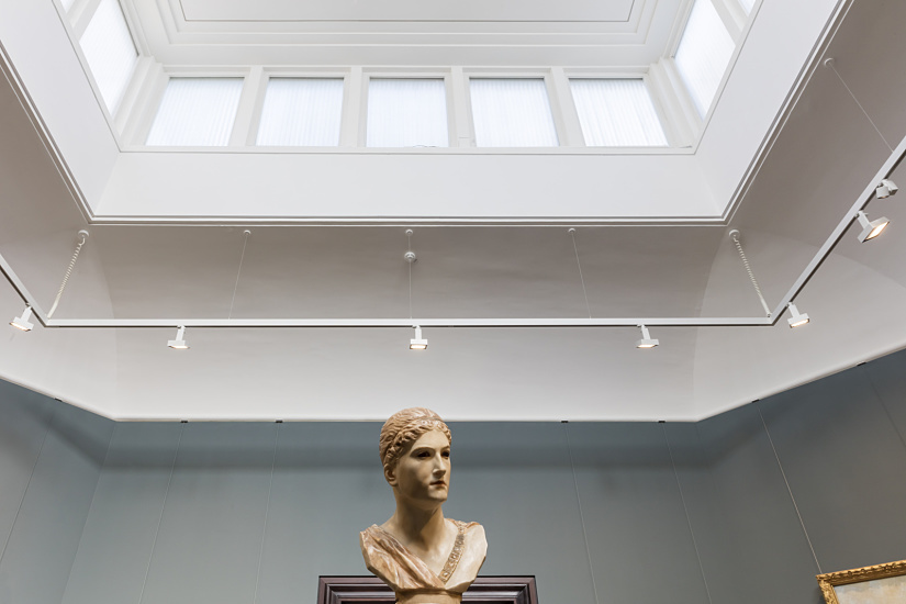 ERCO LED lighting highlights a bust in the Hamburger Kunsthalle.