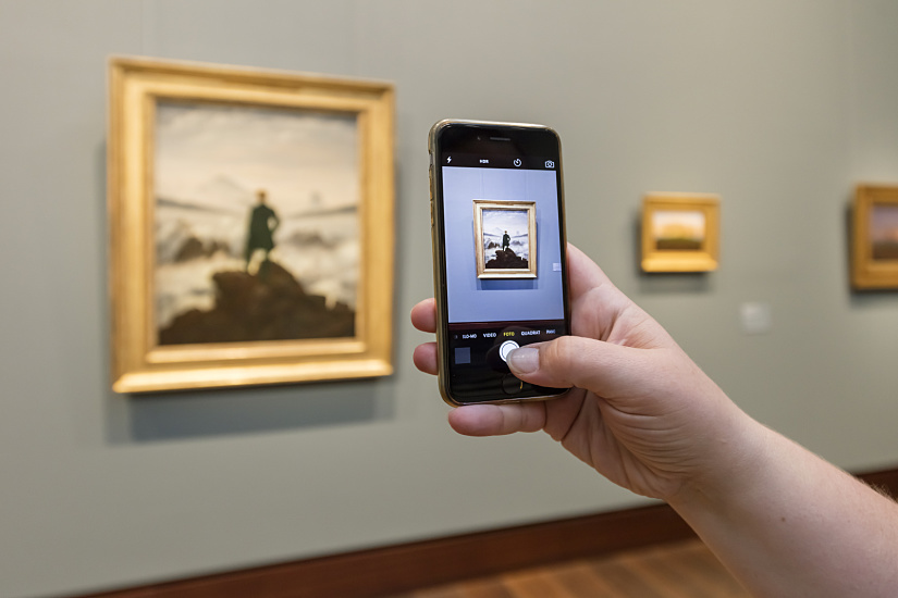 Photographing a painting at the Hamburger Kunsthalle with a smartphone.