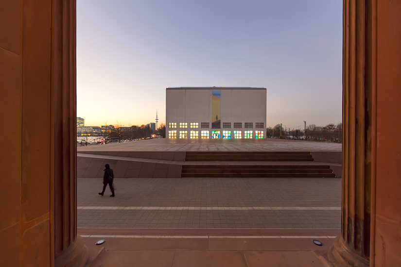 Hamburger Kunsthalle facade with ERCO LED lighting after refurbishment.
