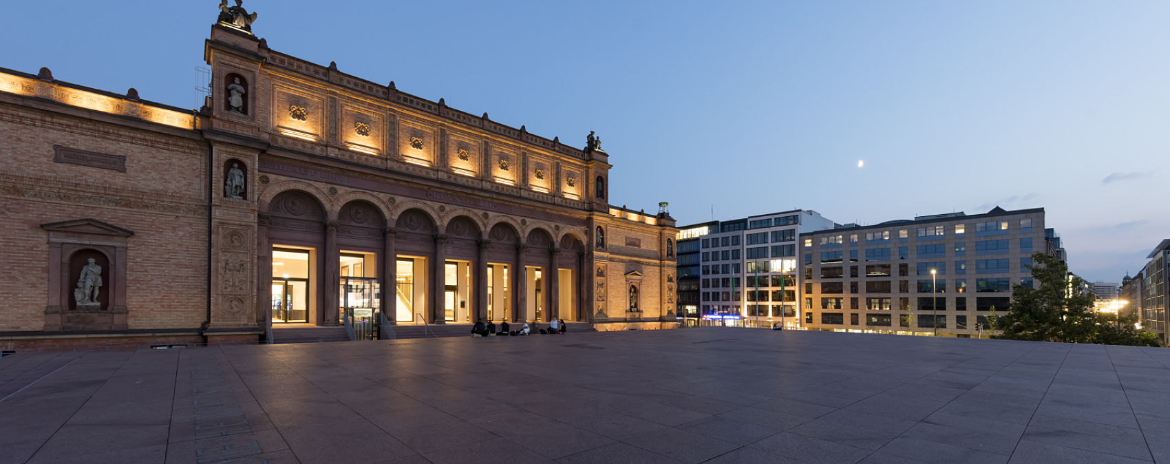 Hamburger Kunsthalle facade illuminated by ERCO LED lighting at night.