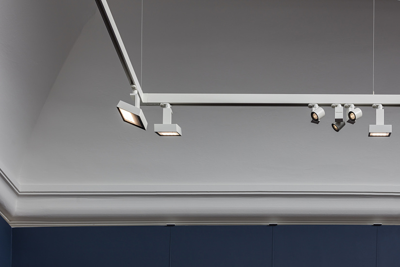ERCO Light Board spotlights on track in Hamburger Kunsthalle, accent LED lighting.