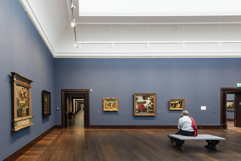 Hamburger Kunsthalle gallery with ERCO LED lighting and visitor.