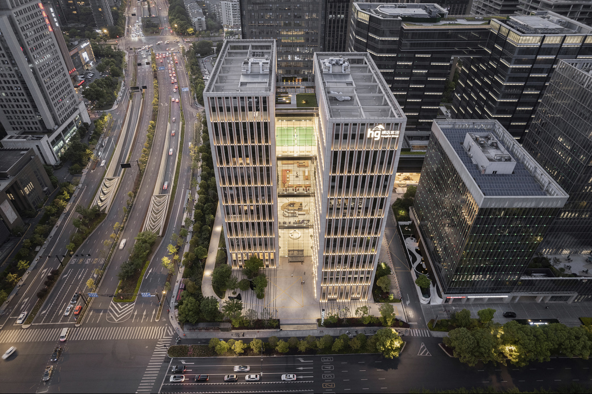 Hengdian Headquarters, Hangzhou: Twin towers featuring ERCO lighting for high rooms, enhancing architecture and dimension.