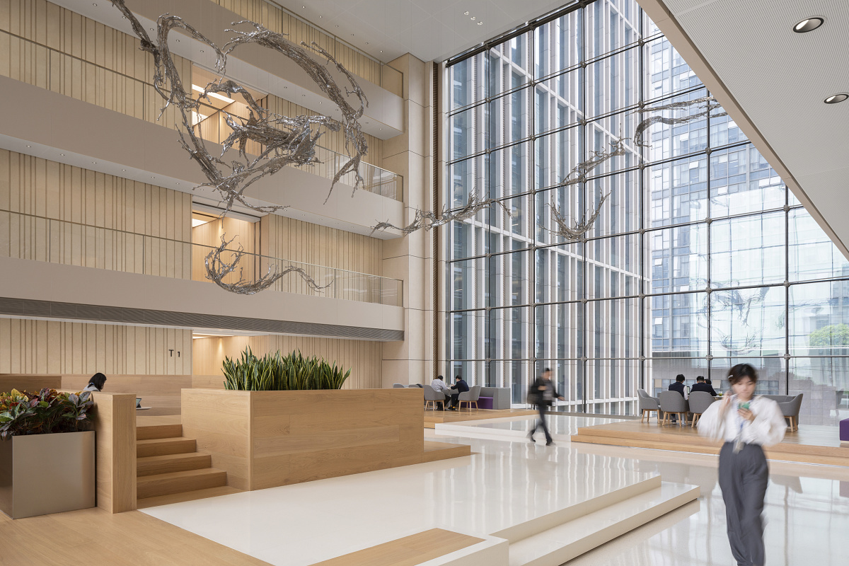 Hengdian headquarters, Hangzhou: High hall with ERCO recessed luminaires for glare-free general lighting.