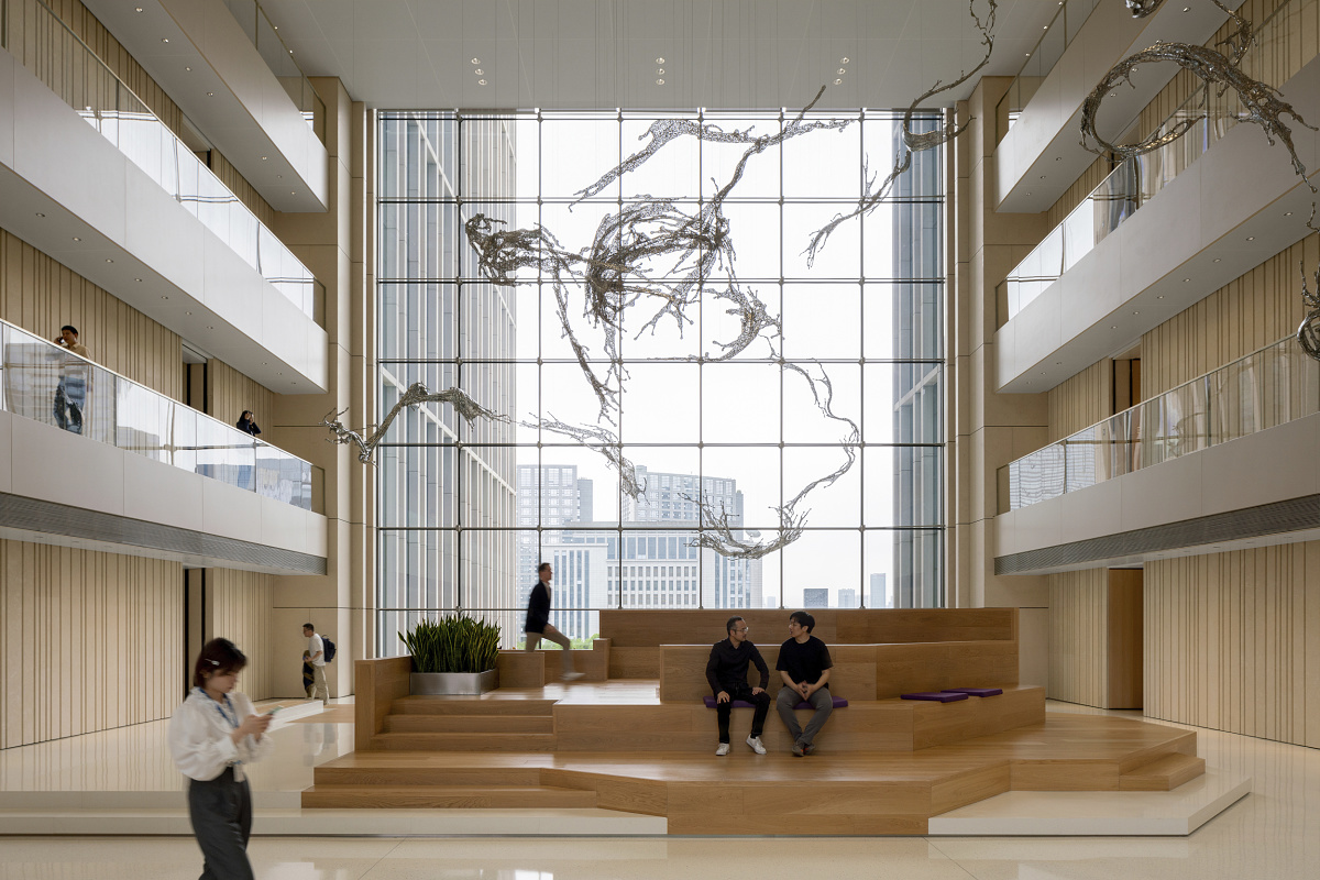 Hengdian headquarters, Hangzhou: High-lumen ERCO recessed luminaires provide glare-free general lighting.