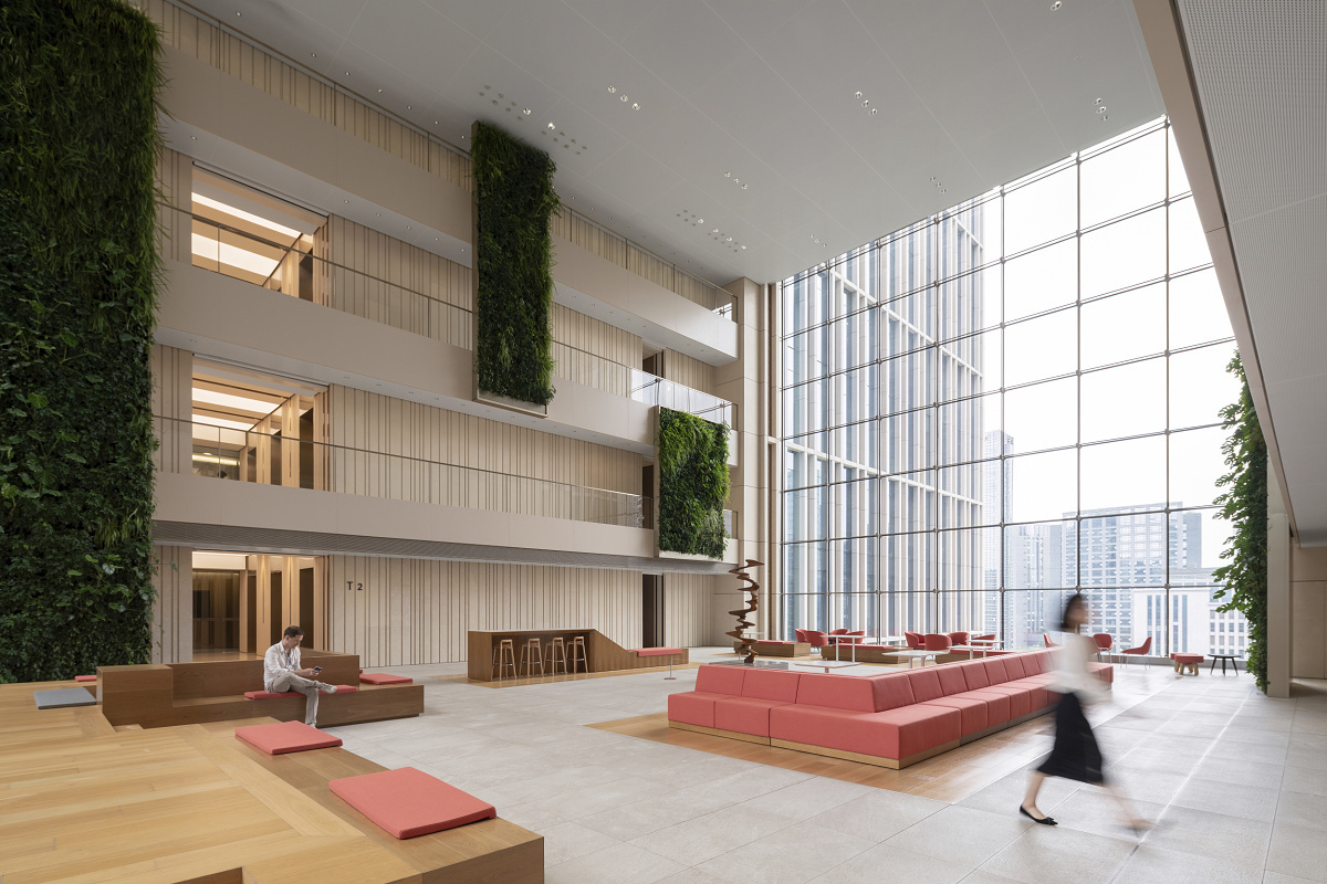 Hengdian Headquarters, Hangzhou: High hall with ERCO recessed luminaires providing glare-free lighting and architectural highlights.