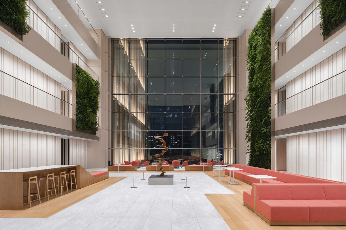 Hengdian headquarters, Hangzhou: High-lumen ERCO recessed luminaires provide glare-free lighting.