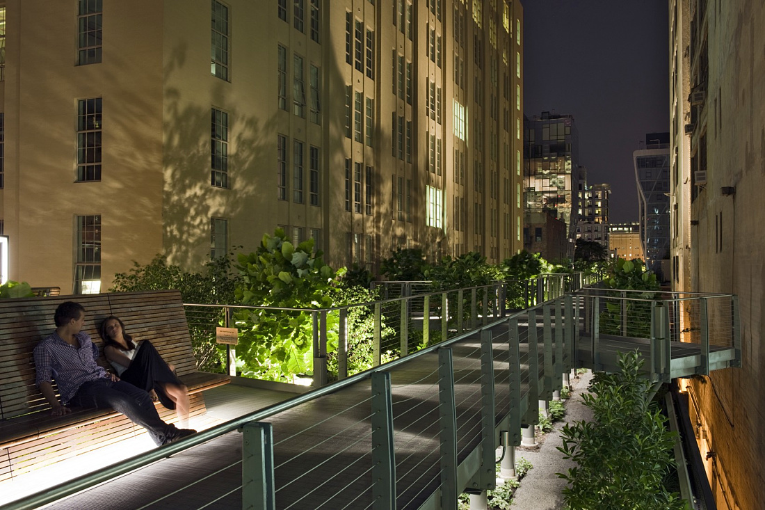 Illuminated Highline Park in Manhattan with ERCO lighting tools enhancing the night view.