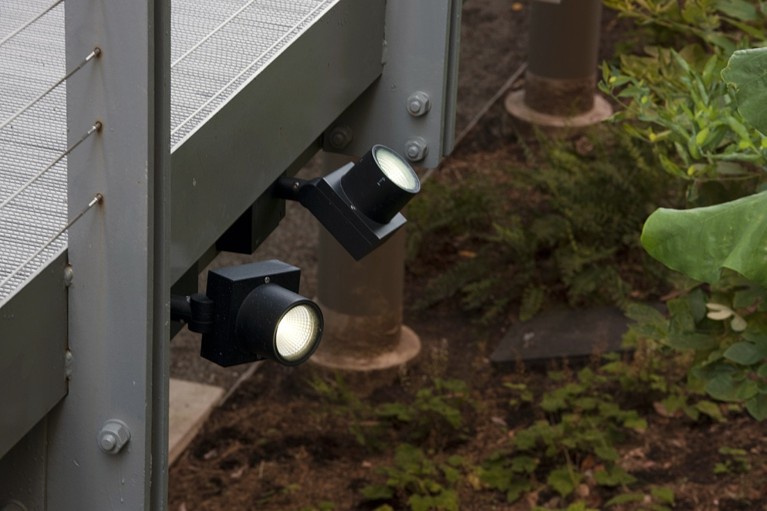 ERCO LED spotlights illuminate Highline Park in Manhattan at night.