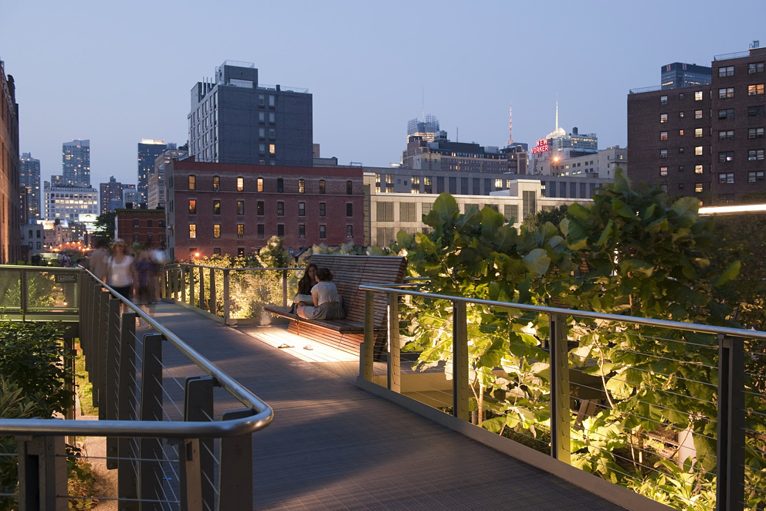 ERCO lighting solution at Highline Park: Illuminated pathway with seating in an urban environment.