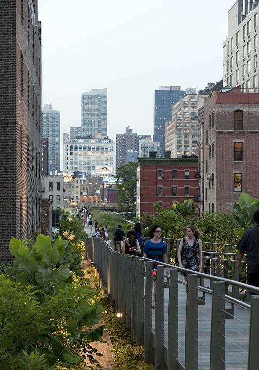 Highline Park in Manhattan, featuring ERCO lighting tools for nighttime appeal.
