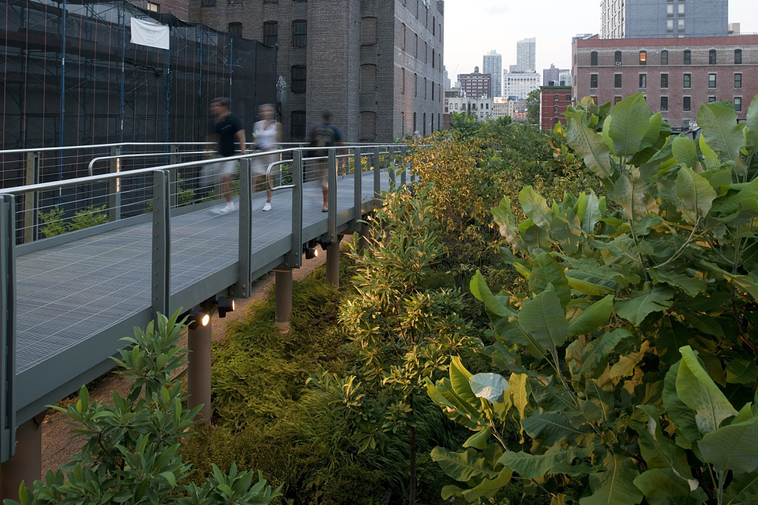 ERCO lighting at Highline Park, Manhattan. Urban lighting solution for elevated green space.