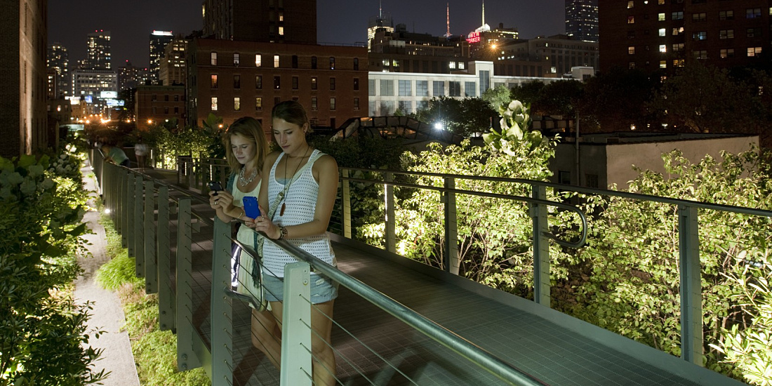 Illuminated High Line Park in Manhattan at night, featuring ERCO lighting tools for attractive outdoor lighting.