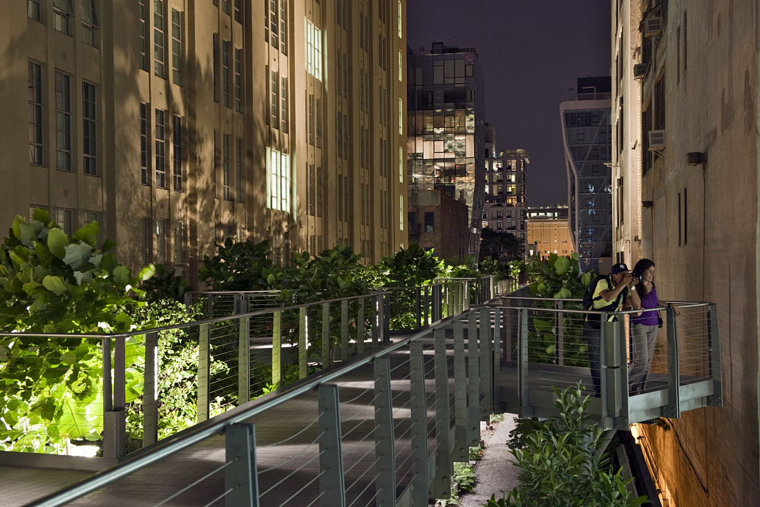 Illuminated Highline Park in Manhattan, featuring ERCO lighting tools for attractive night views.