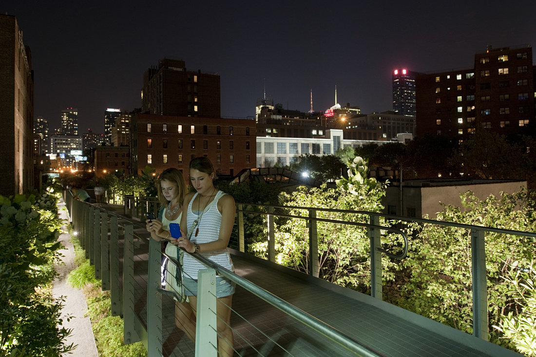 Illuminated Highline Park at night, New York. ERCO lighting tools enhance its appearance.