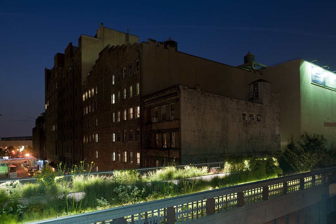 Night view of Highline Park with ERCO outdoor lighting in New York.
