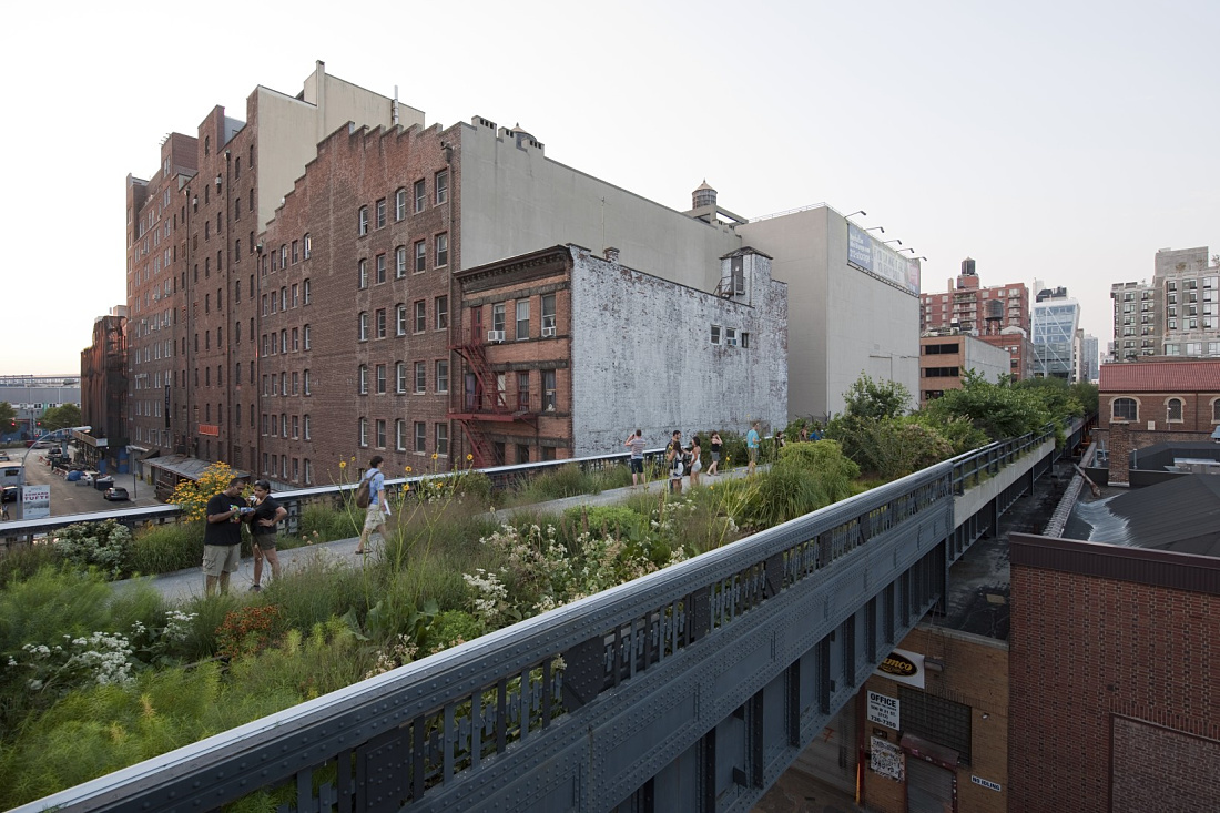 Highline Park in Manhattan, an elevated park with ERCO lighting.