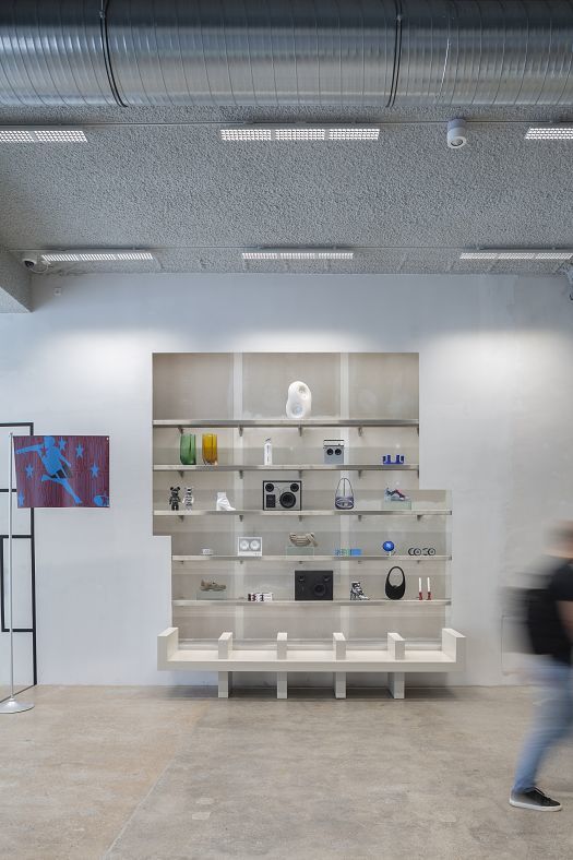 Highsnobiety Store Berlin: Regale mit Waren, beleuchtet mit ERCO Jilly Downlights für flexible Shopbeleuchtung.