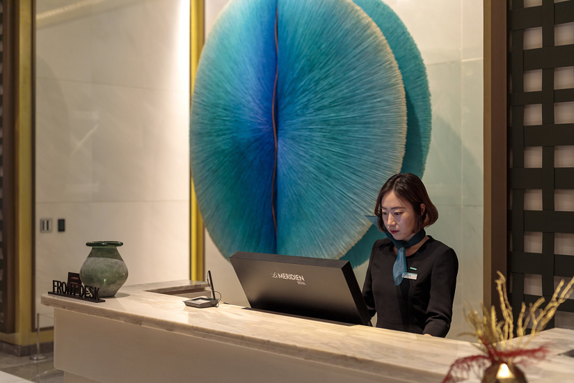 Le Méridien Seoul reception area, featuring ERCO lighting for a welcoming ambiance.