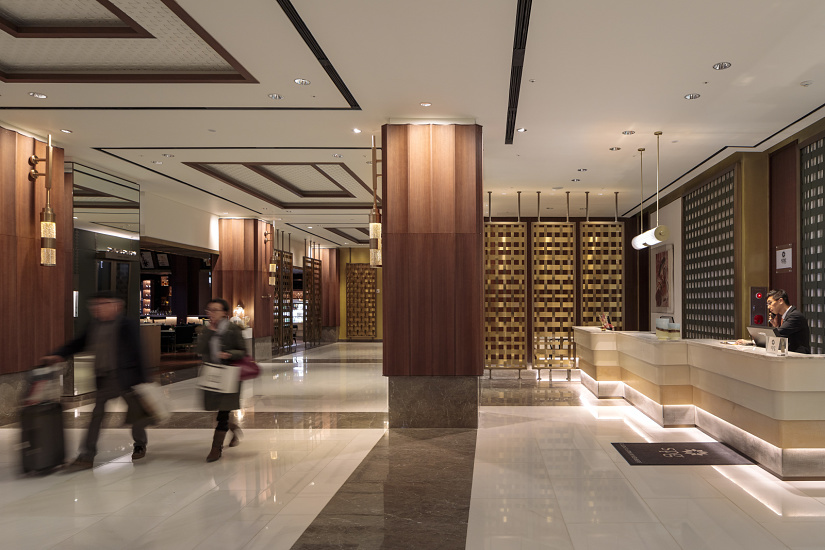 Le Méridien Seoul lobby featuring ERCO lighting, creating an inviting and well-lit space.