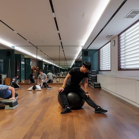 Le Méridien Seouls fitness center, featuring ERCO lighting to enhance wellness and highlight training zones.