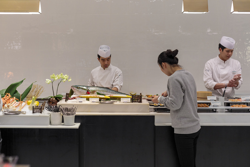 Sushi buffet at Le Méridien Seoul, illuminated with ERCO lighting for an exclusive ambiance.