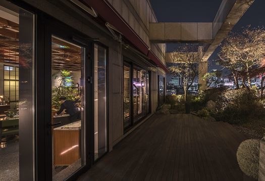 Le Méridien Seouls illuminated terrace with ERCO lighting, creating a welcoming atmosphere in Gangnam District.