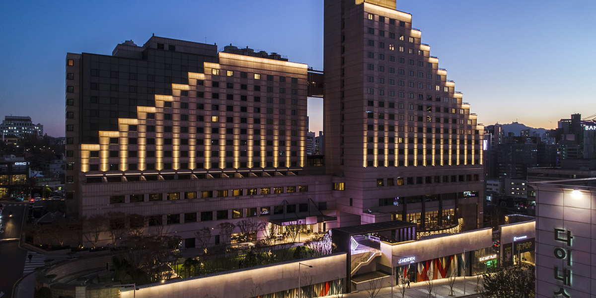 Le Méridien Seoul hotel illuminated with ERCO lighting, showcasing hospitality and modern architecture.