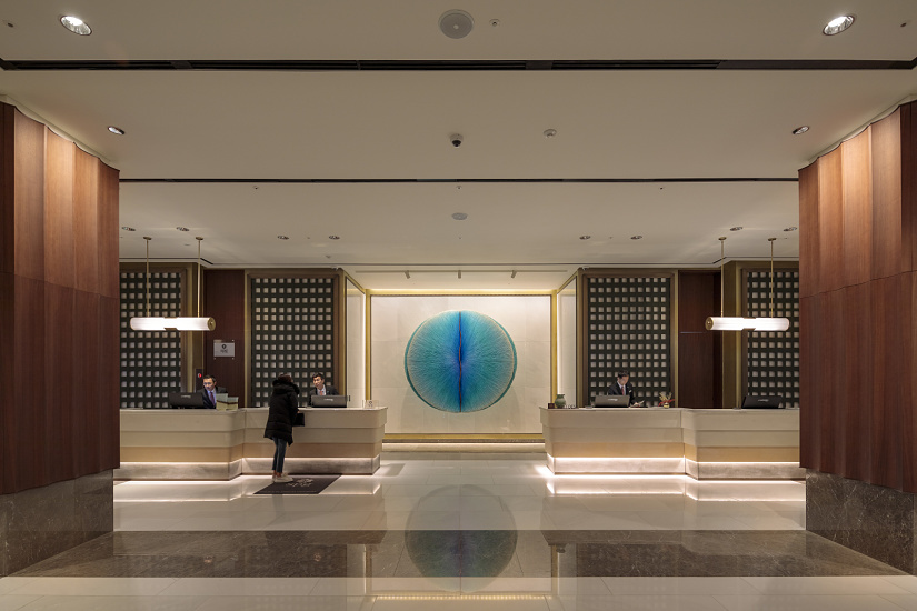 Le Méridien Seoul hotel lobby featuring ERCO lighting for an inviting atmosphere.