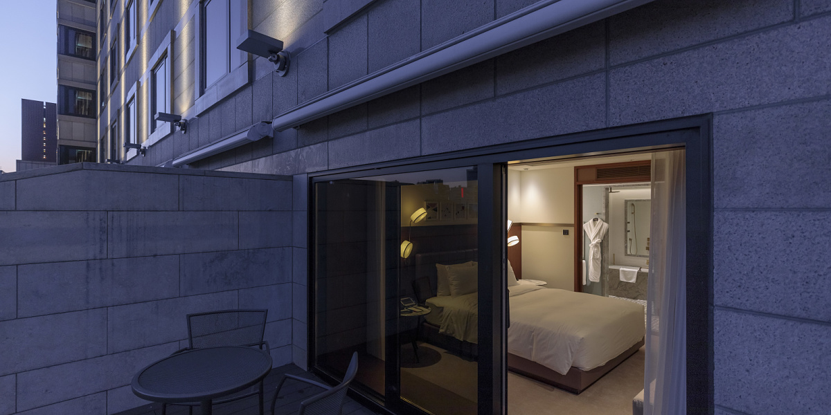 Le Méridien Seoul hotel room featuring ERCO lighting, creating a welcoming ambiance.