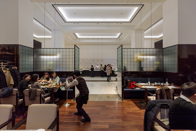 ERCO LED lighting in Le Méridien Seoul restaurant, creating an inviting atmosphere for guests.