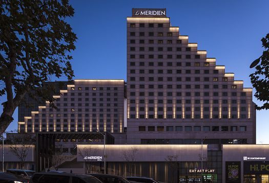 Le Méridien Hotel in Seoul illuminated with ERCO lighting, offering stylish stays for global travelers.