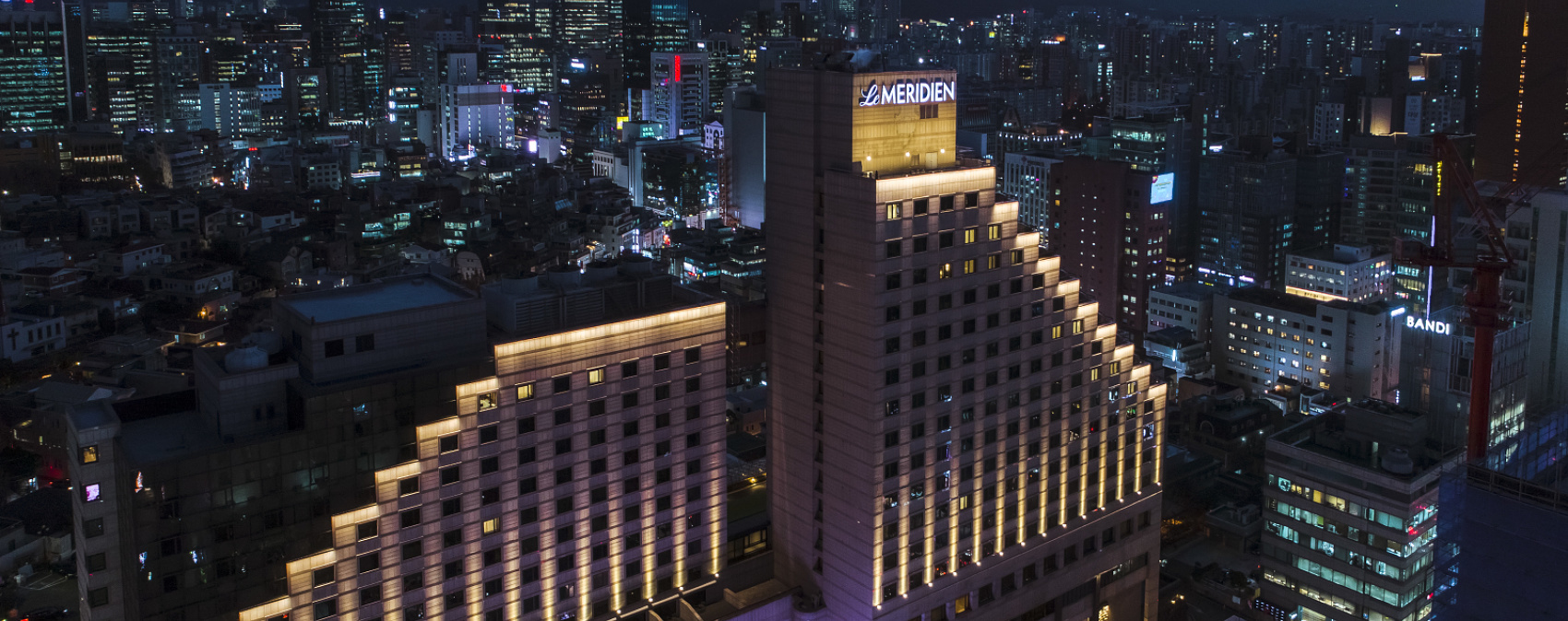 Night view of Le Méridien Seoul hotel featuring ERCO facade lighting in Gangnam District.