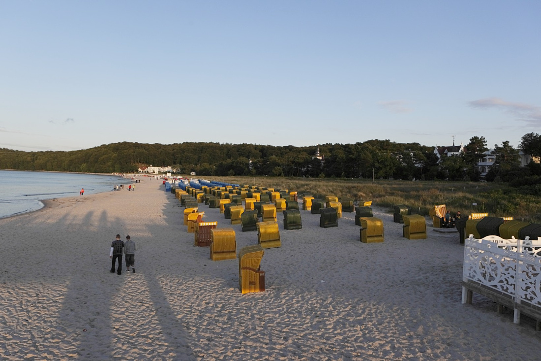 Beach chairs on Binz beach, illuminated by ERCO lighting solutions at Hotel Nixe.