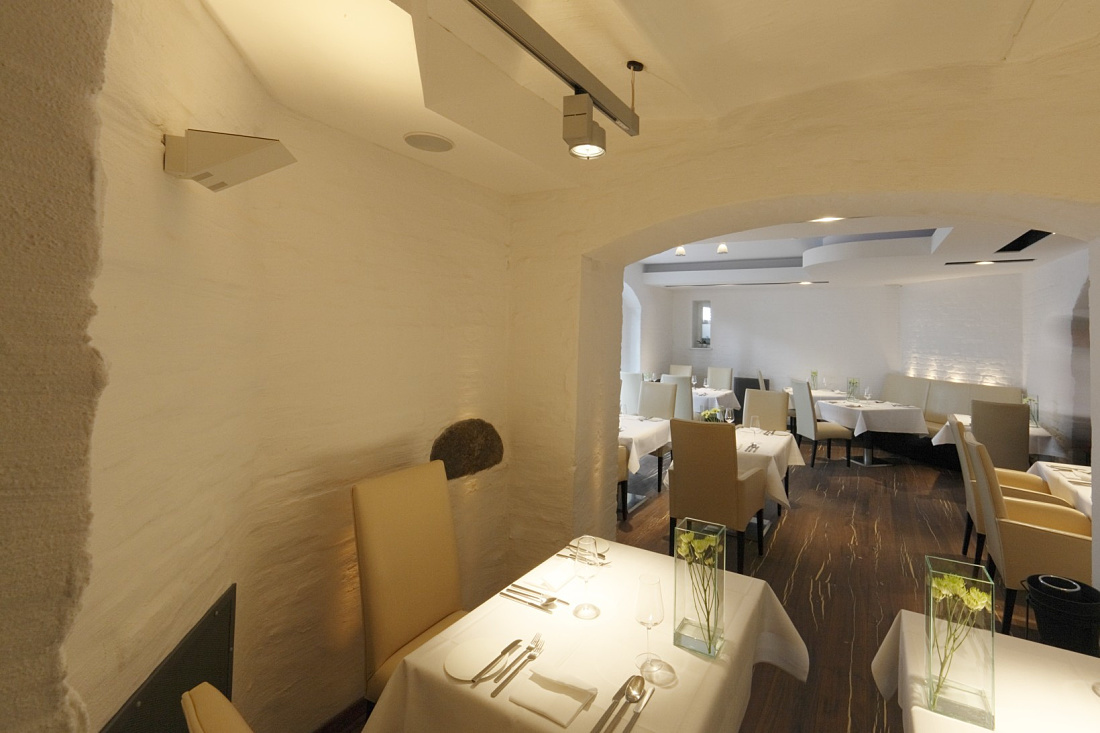 Hotel Nixe restaurant featuring ERCO Starpoint downlights and Optec spotlights for ambient lighting.