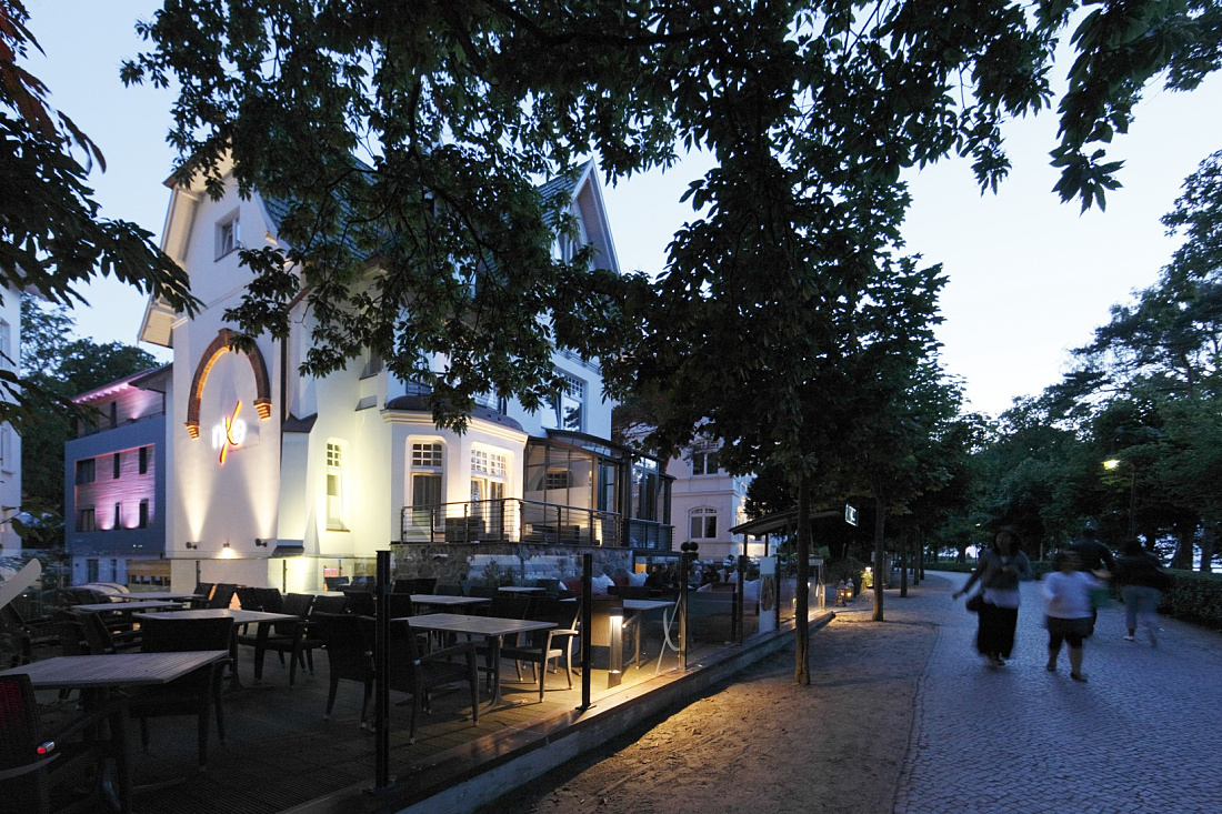 Illuminated Hotel Nixe in Binz, featuring Midipoll bollards on the terrace and facade lighting.