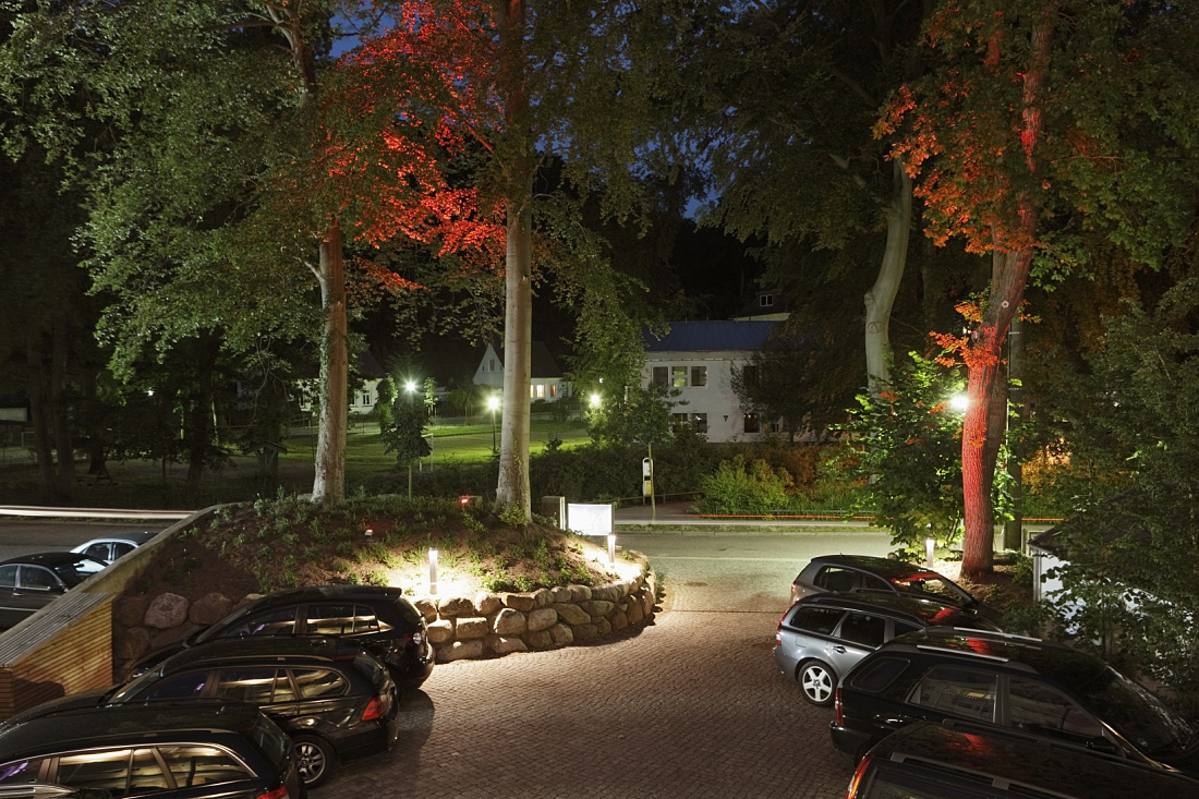 Hotel Nixe at night featuring facade lighting with ERCO Beamer projectors and Kubus luminaires.