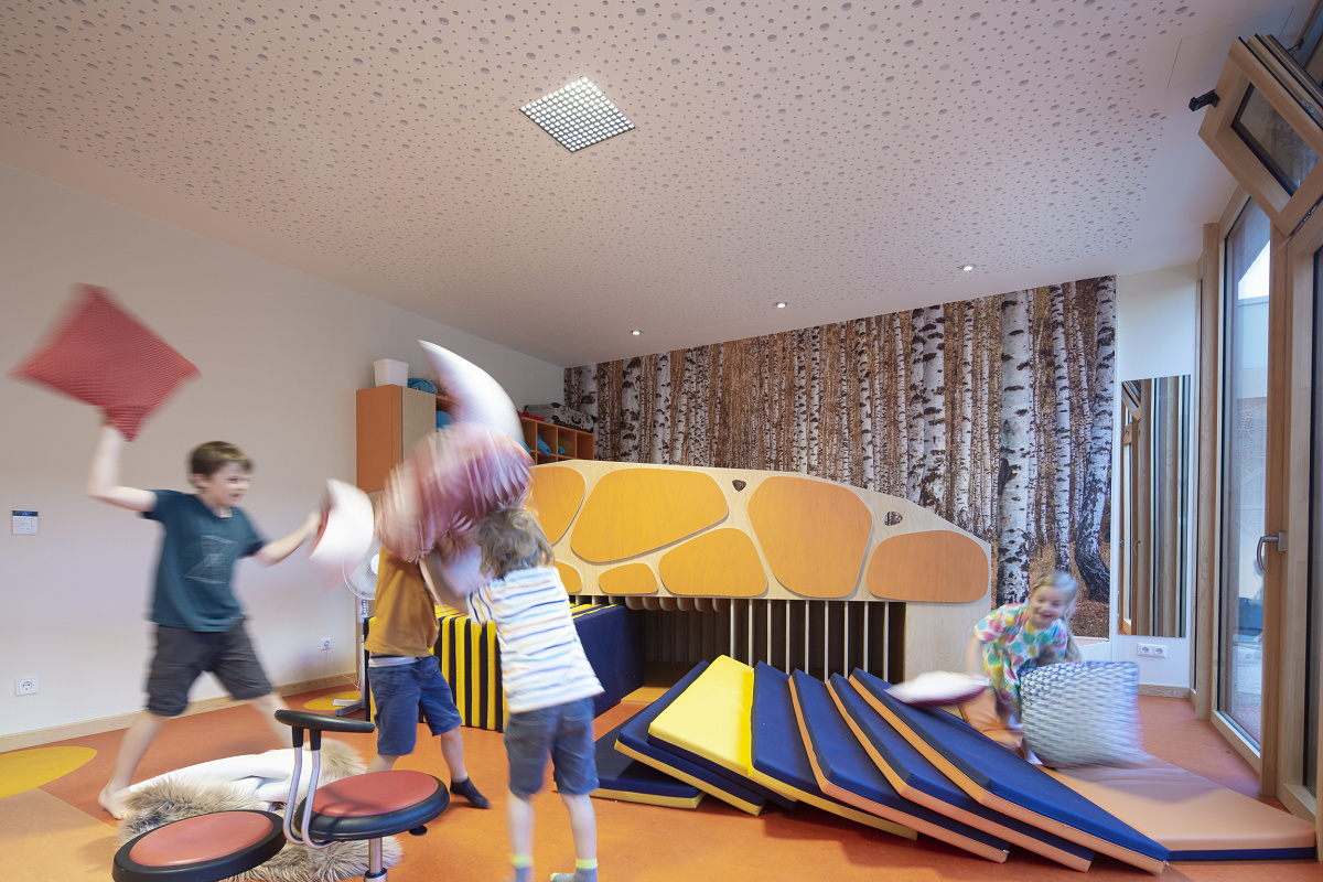 Children playing in Rappelkiste Day Care Center under ERCO LED lighting for visual comfort.