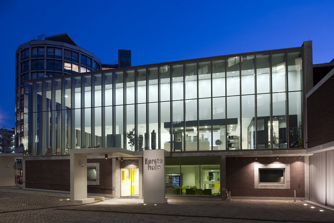 Ikazia Hospital entrance illuminated by Quintessence LED lighting for a welcoming reception.