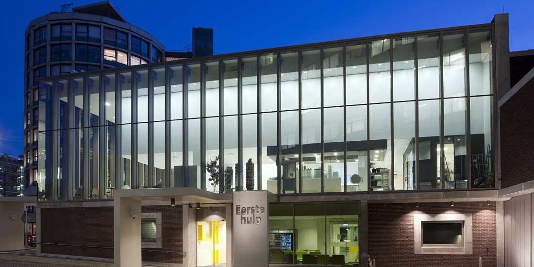 Ikazia Hospital's entrance illuminated by Quintessence LED, creating a welcoming reception.