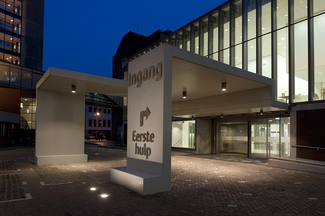 Illuminated entrance of Ikazia hospital featuring Quintessence LED lighting.