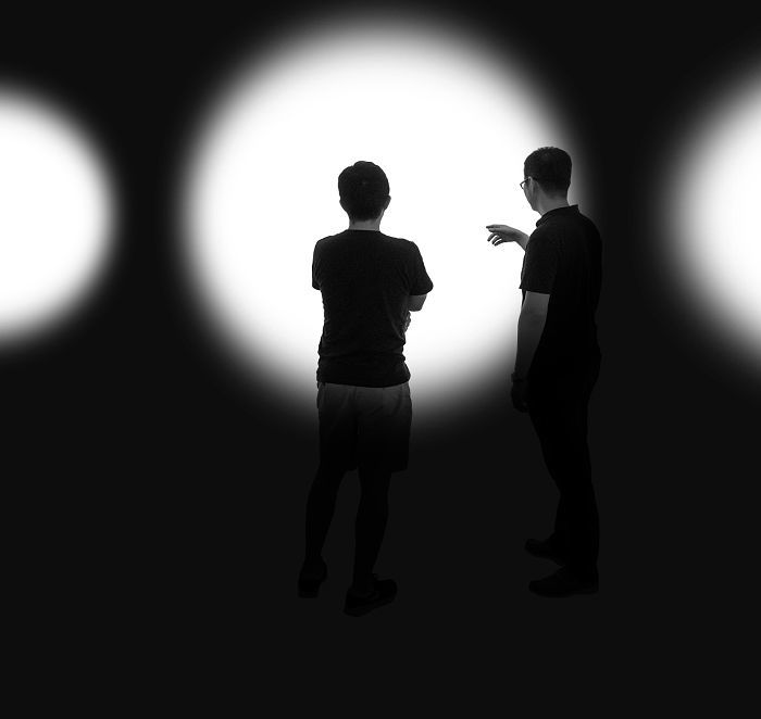 Two people discussing tree lighting, showcasing light distribution and design options.