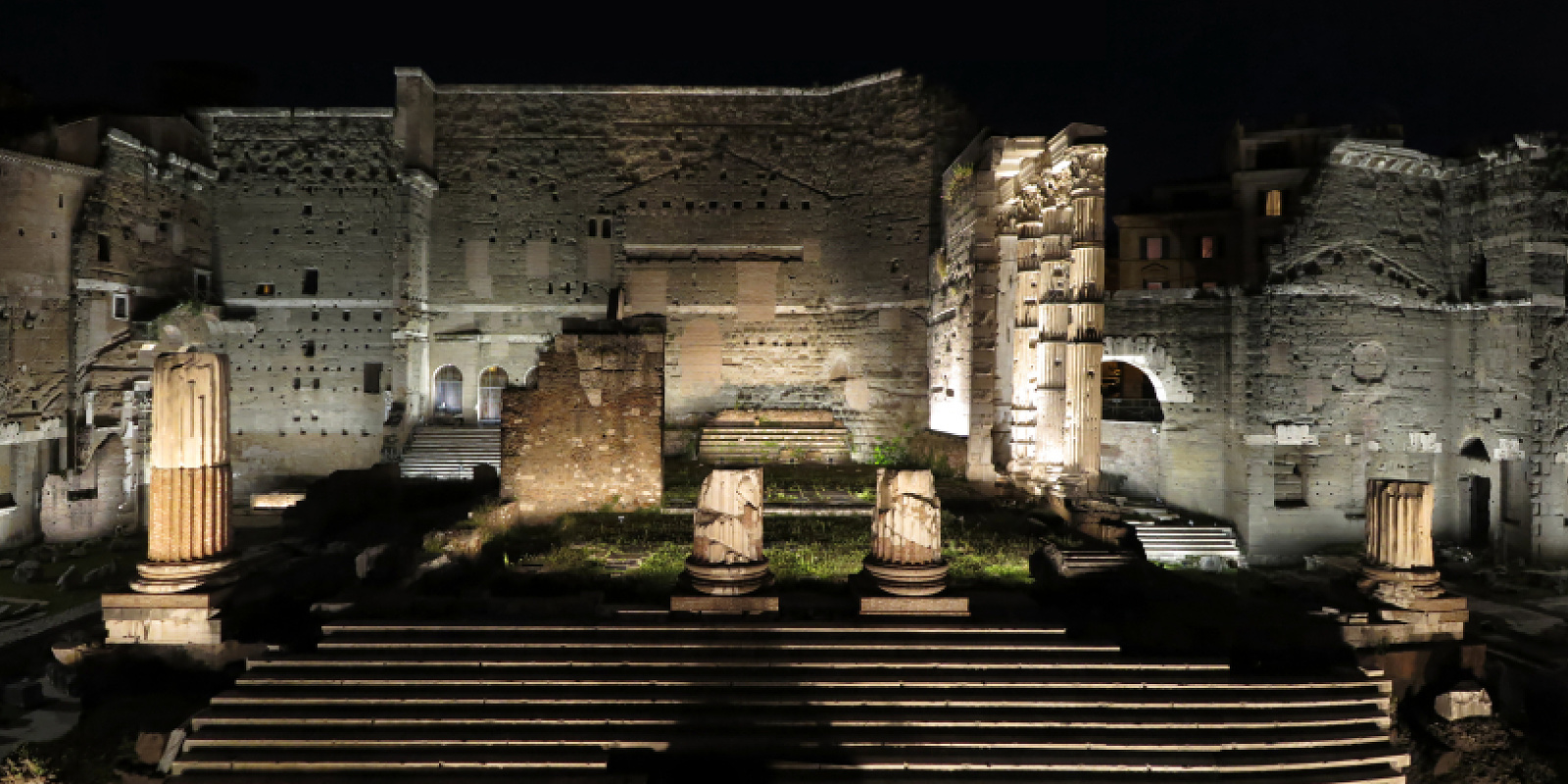 Illuminated ruins of the Imperial Forums in Rome with ERCO lighting.