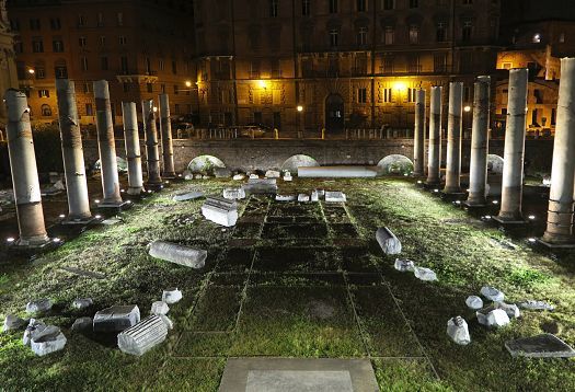 Illuminated ruins of the Imperial Forums in Rome, featuring ERCO lighting highlighting historical details.