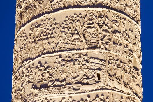 Detail of Trajans Column in Rome, depicting the emperors campaigns, illuminated by ERCO LED lighting.