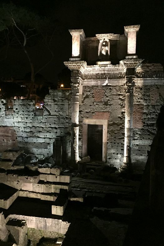 Illuminated ruins of the Imperial Forums in Rome at night, highlighted by ERCO LED lighting.