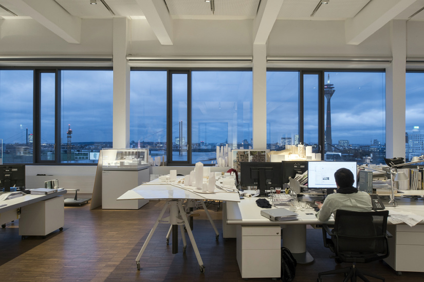 Ingenhoven Architects office illuminated by flexible Optec spotlights, creating a space for creative work in Düsseldorf's Media Harbour.