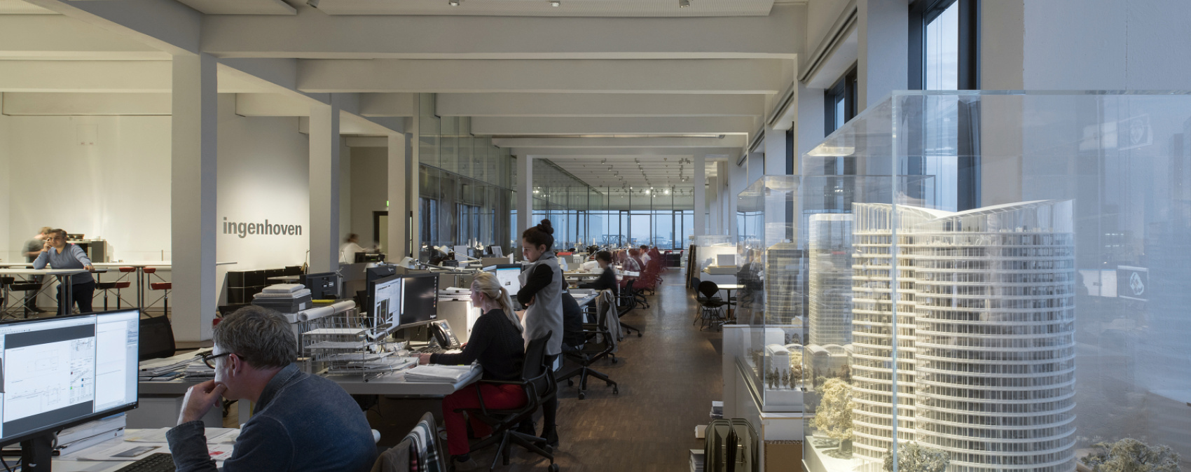 Ingenhoven Architects office illuminated by Optec spotlights, featuring architectural models in Düsseldorf.
